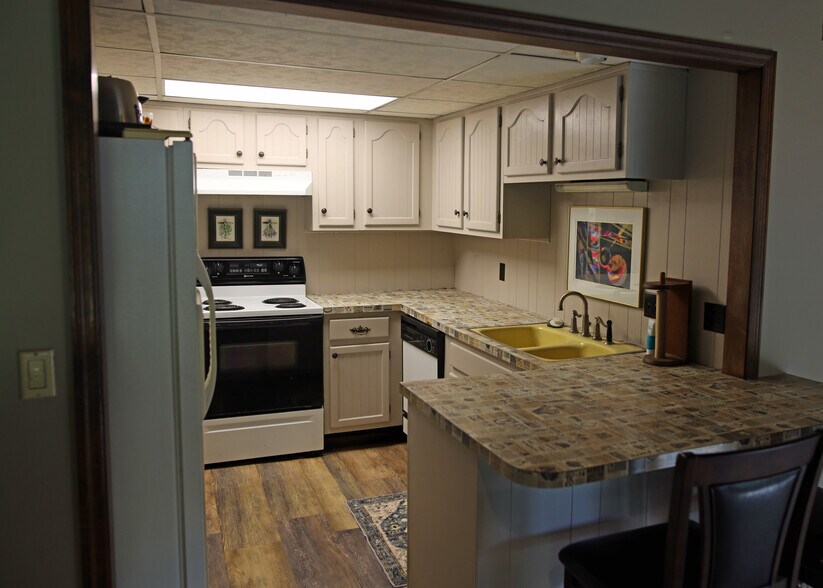 Building Photo - 8267 Riverside Dr