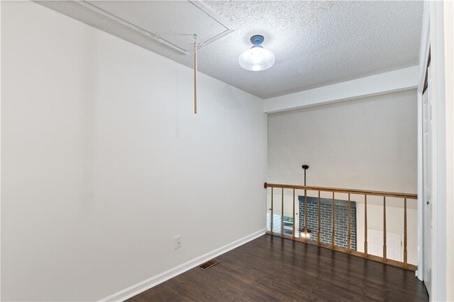Building Photo - 1731 Twin Brooks Dr SE