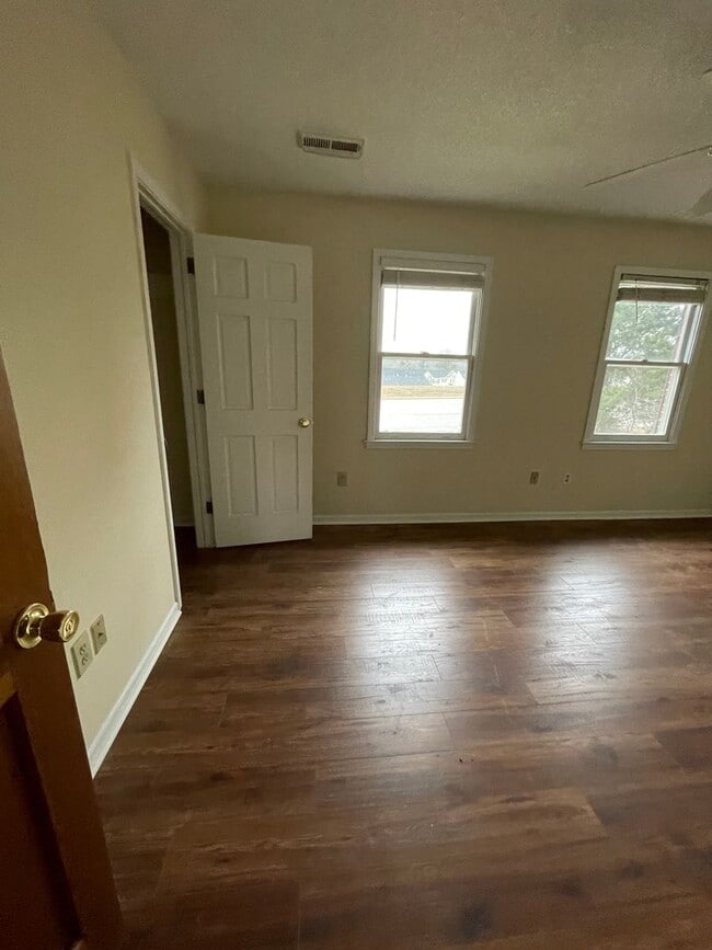 Building Photo - Lovely 2 bedroom 1.5 Bath Townhome Located...