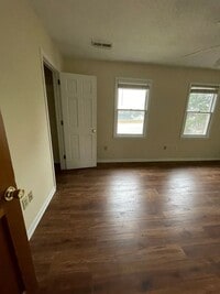 Building Photo - Lovely 2 bedroom 1.5 Bath Townhome Located...