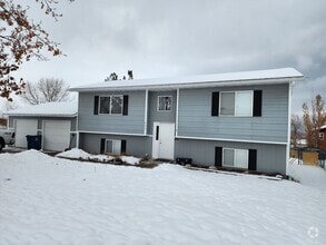 Building Photo - Immaculate 3 bedroom 2 bath split level ho...