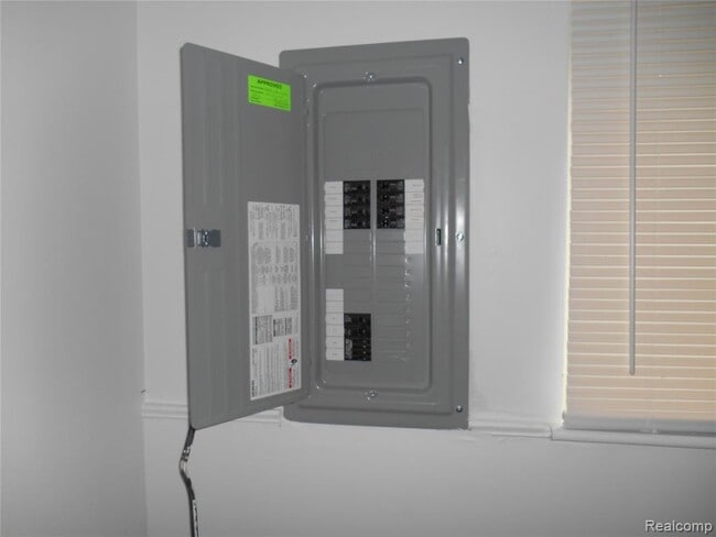 Building Photo - 1440 W Elmwood Ave