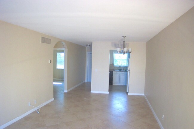 Building Photo - 531 W Kalmia Dr