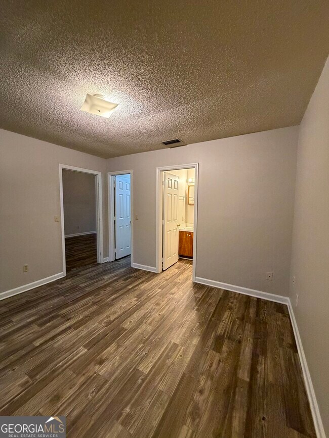 Building Photo - 302 Admiral's Walk Dr