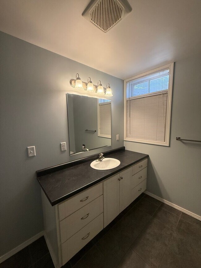 Building Photo - 600-602 Mollies Way