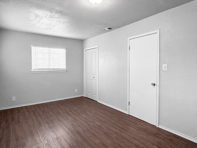 Building Photo - Convenient South SA Location—3BR with W/D Included