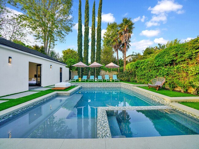 Building Photo - Luxe 5+4.5 w/detached studio, downstairs e...