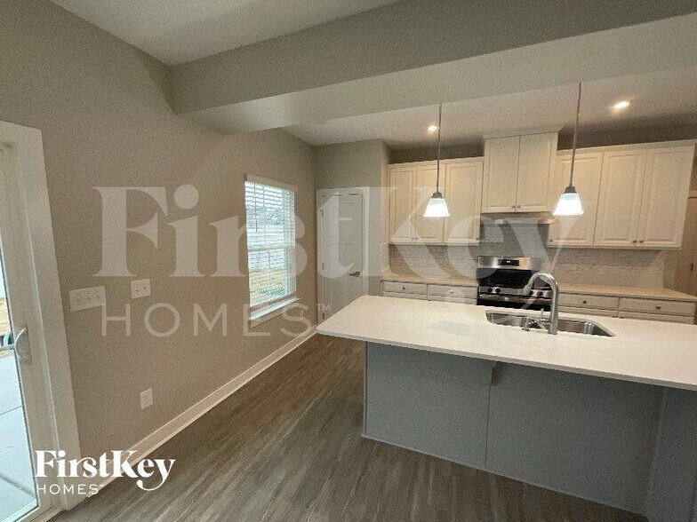 Building Photo - 1880 Tacoma Wy.