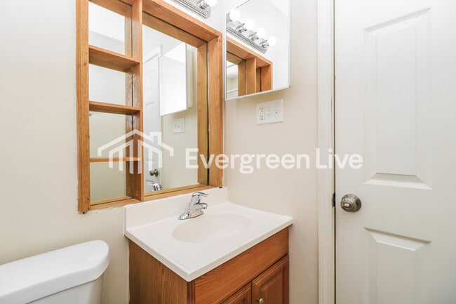 Building Photo - 725 Tyson Dr