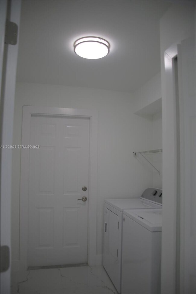 Building Photo - 1716 NE 6th Pl