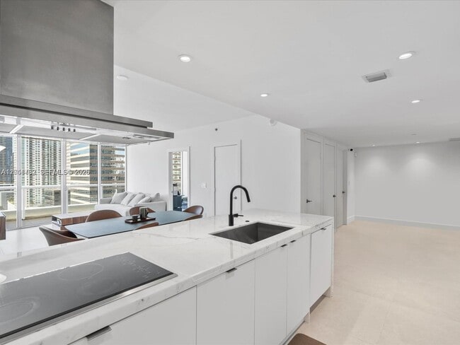 Building Photo - 495 Brickell Ave