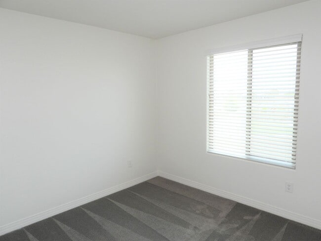 Building Photo - 4 Bedroom 2.5 Bathroom