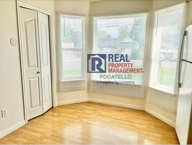 Building Photo - 4 Bedroom 1.5 Bath Townhome