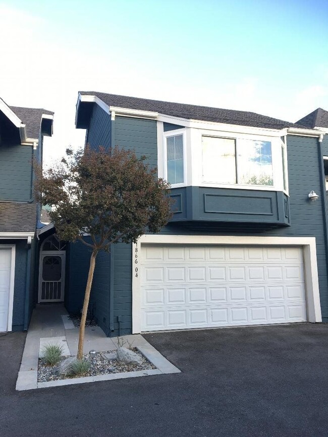 Primary Photo - 2 Bed, 2 1/2 Bath Townhome with Bonus Room