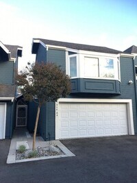 Building Photo - 2 Bed, 2 1/2 Bath Townhome with Bonus Room