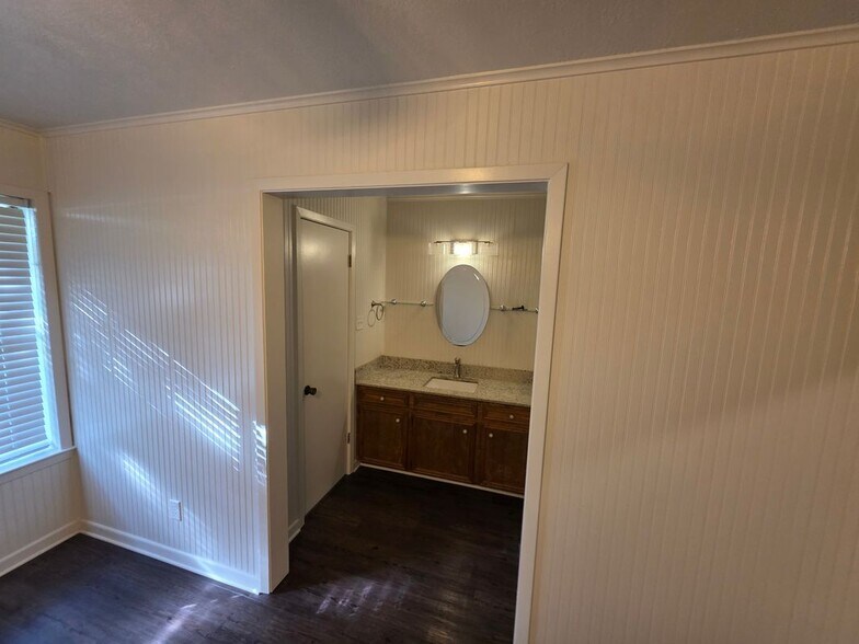 Building Photo - 4207 Woodcrest Dr