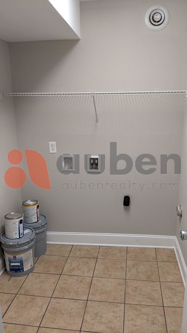 Building Photo - 4 Bedroom 2 Bathroom! Pet Friendly! Ask about our move-in specials!