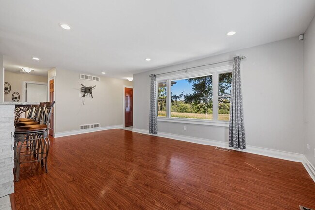 Building Photo - 1352 Smith Rd