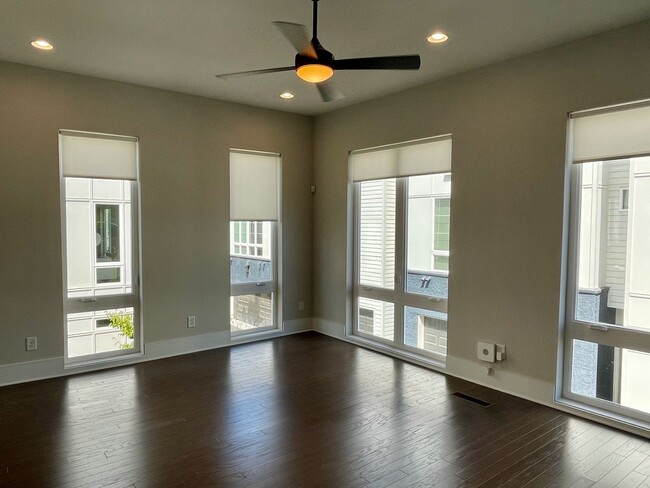 Building Photo - End-unit townhome in Westside Atlanta