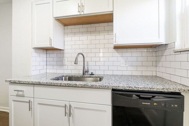 Building Photo - 4040-4042-4042 Halsey Pl