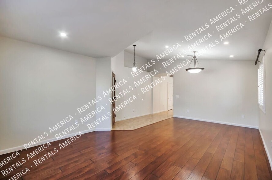 Building Photo - 219 W Calle Patio Lindo