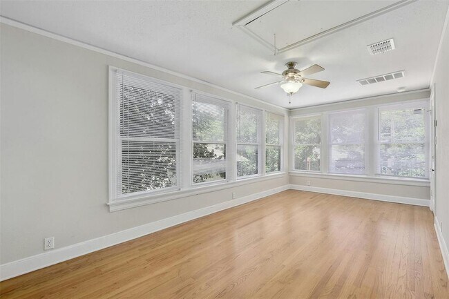 Building Photo - 1606 Travis Heights Blvd