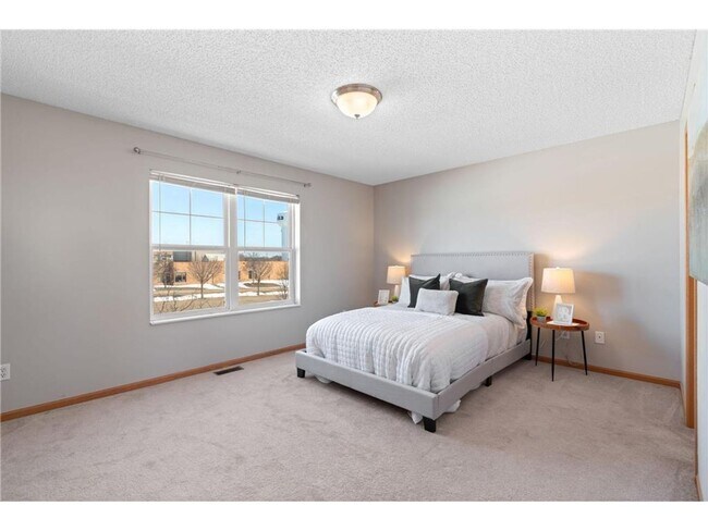 Building Photo - Sparkling Like-New 3 Bedroom Plus Office/L...