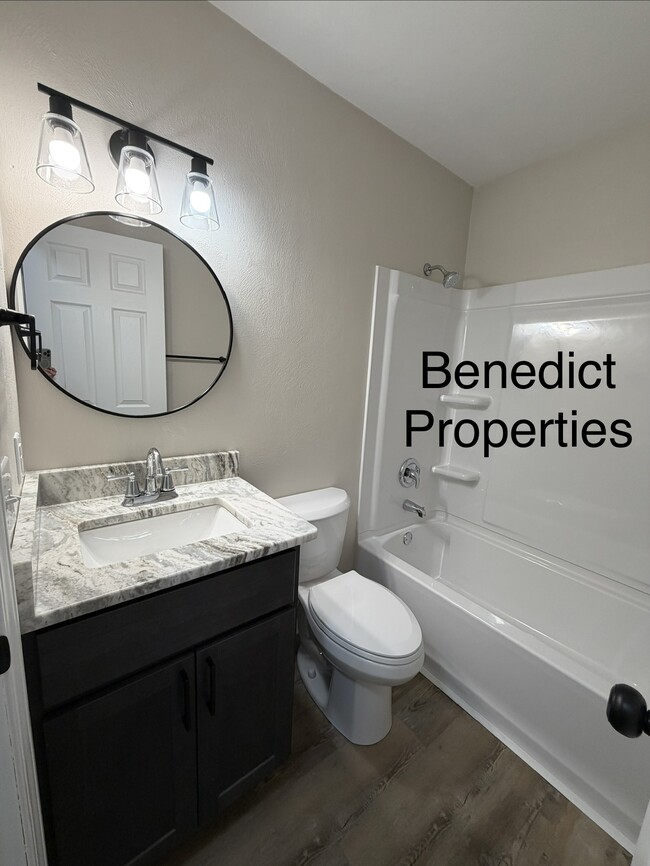 Building Photo - Maple St