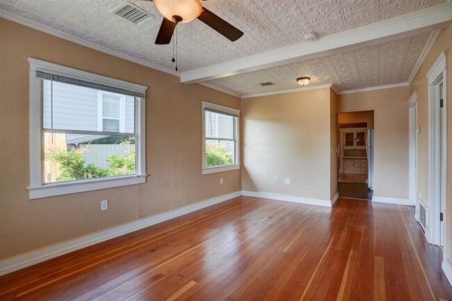Building Photo - Home and Office potential!