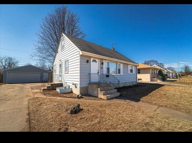 Primary Photo - 115 Spruce St W