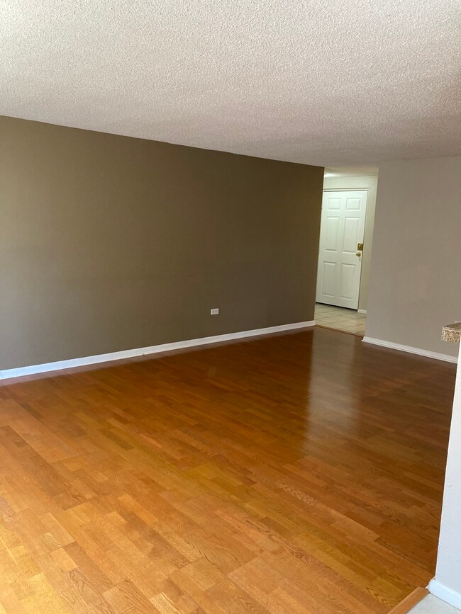 Living room - 830 E 11th Ave