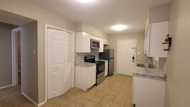 Building Photo - MOVE IN SPECIAL $500 OFF FIRST MONTH RENT-Lovely 2 bedroom apartment in Balcones Heights