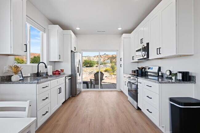 Building Photo - "Spacious & Stylish 3-Bedroom 2 bath Furnished Haven in Cedar City – Your Perfect Home Awaits!"