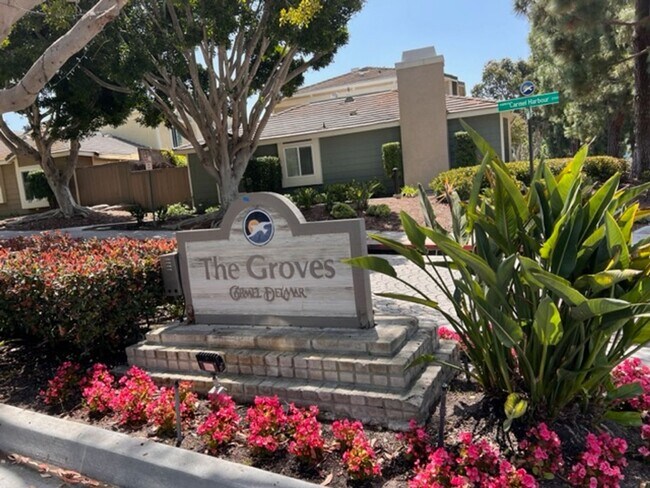 Building Photo - Beautiful 3 BD, 2.5 BA Townhome At The Gro...