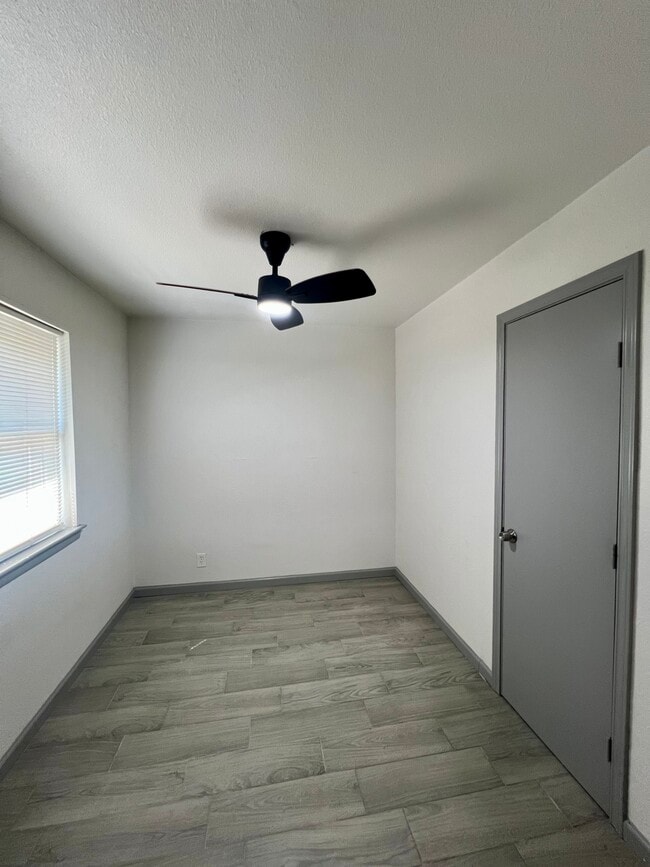 Building Photo - 6012 Highcrest Dr