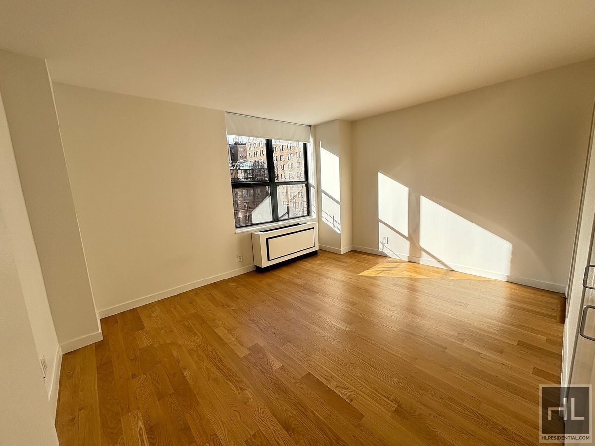 Building Photo - no fee 3 bedroom 2 bathroom with laundry -...