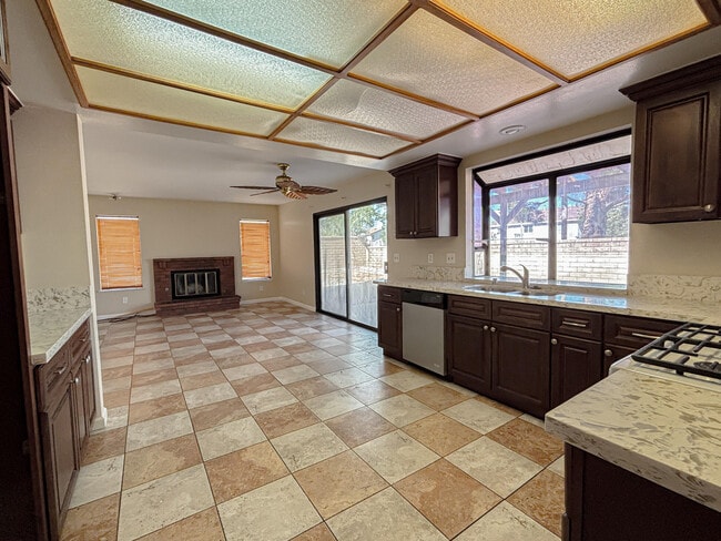 Building Photo - 39360 Longhorn Ct