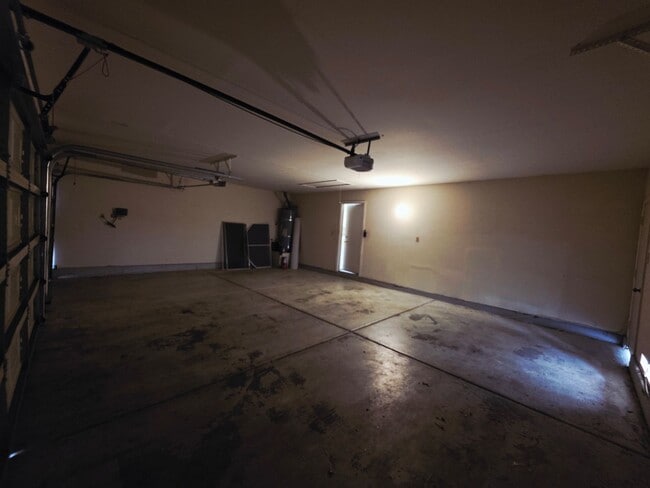 Building Photo - Single Story Home w/Pool in The Lakes!