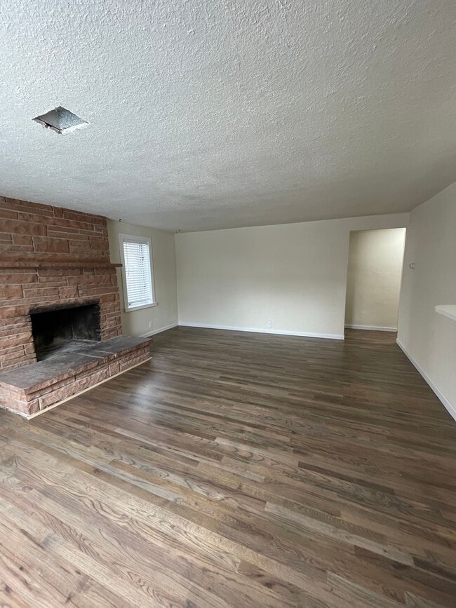 Building Photo - STUDENTS WELCOME! Spacious 3-Bedroom / 1-Bath Duplex w/ Fenced Backyard