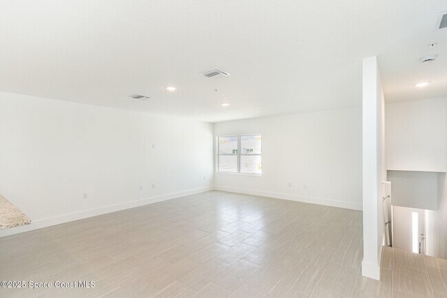 Building Photo - 1605 Par St NE
