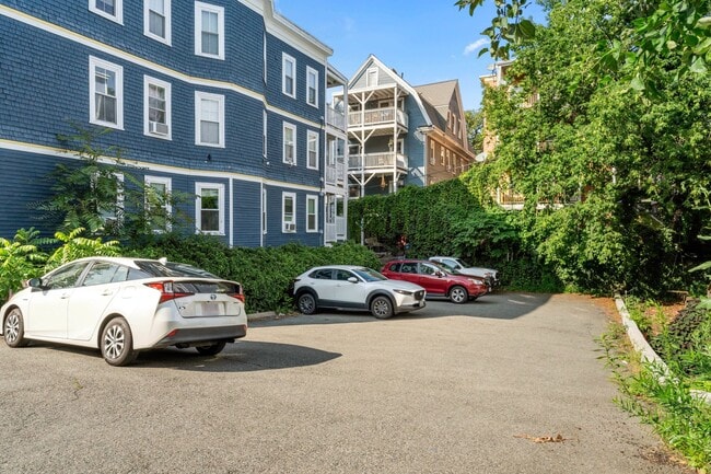 Building Photo - 42 Woodlawn St