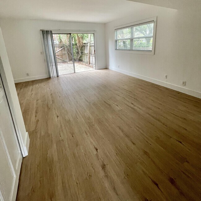 Building Photo - 411 N Cypress Dr