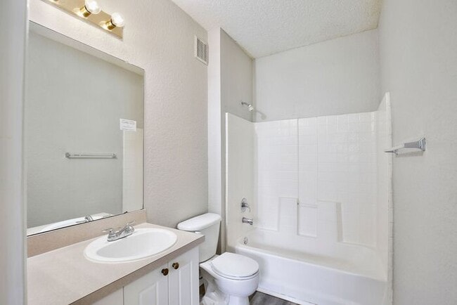 Building Photo - Perfect 2/2 Split Floorplan Condo with Washer/Dryer in Lovely Crescent Place at Lake Lotus Condom...