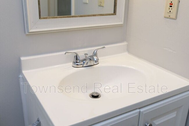 Building Photo - 5858 Century Oaks Dr