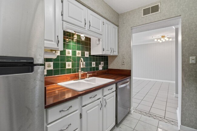 Building Photo - Stunning Condo With Exclusive Bay Views!