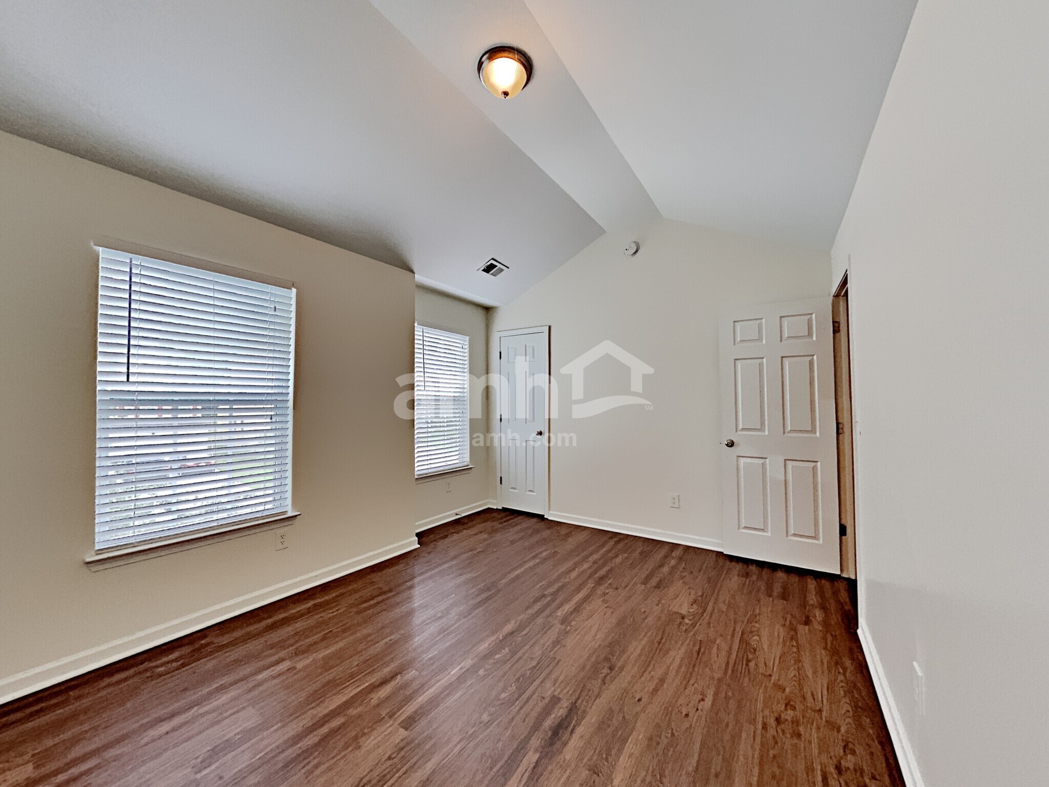 Building Photo - 2425 Valley Creek Dr