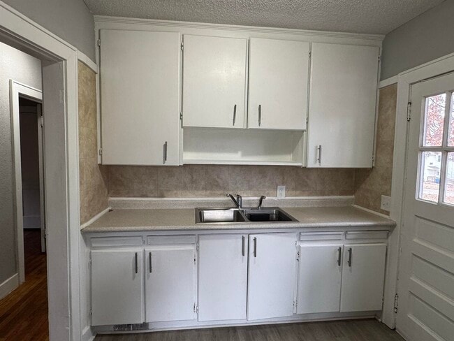 Building Photo - 824 Tremont Ave