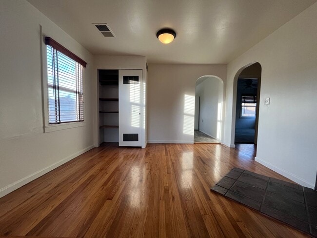 Building Photo - Pet Friendly! 2 Bed, 1 Bath Home with a Fu...