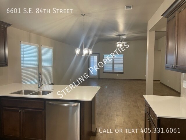 Building Photo - 6601 SE 84th St