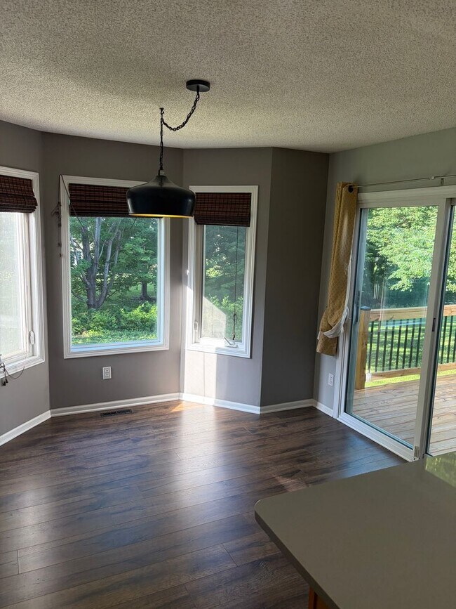 Building Photo - HUGE 3 Bed Home for Rent!